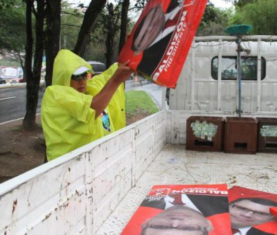 Municipalidad retira propaganda electoral mal puesta